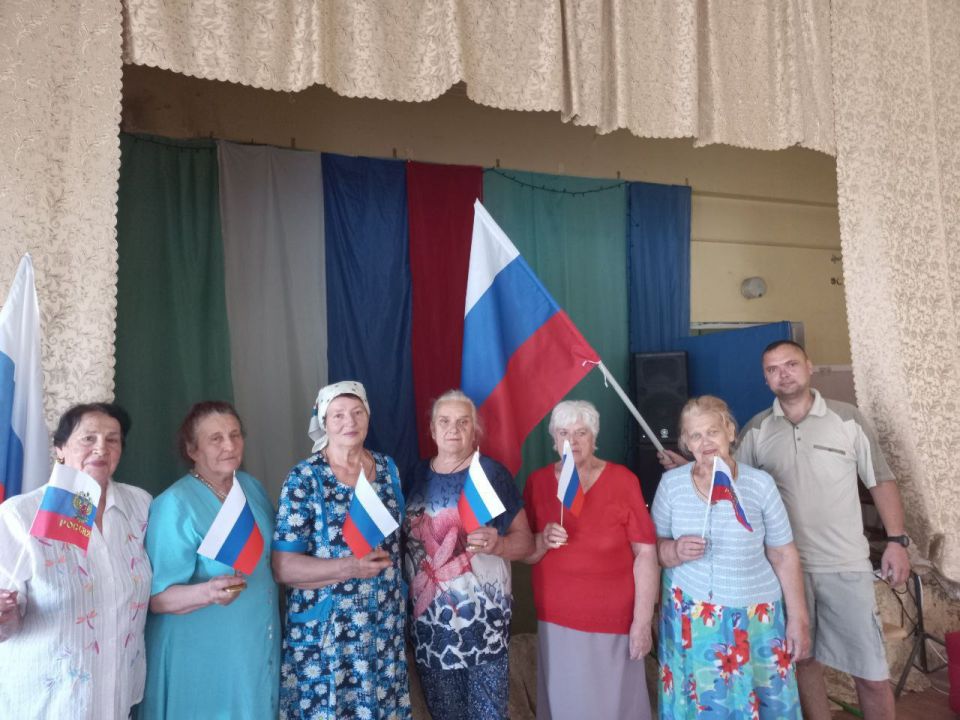 Накануне празднования Дня Государственного флага Российской Федерации сотрудники МБУ '"Светлодарского городского ДК" п. Новолуганское вместе с активистами первичного отделения "Единой России" провели фото-челлендж "Живу под... Накануне празднования Дня Государственного флага Российской Федерации сотрудники МБУ '"Светлодарского городского ДК" п. Новолуганское вместе с активистами первичного отделения "Единой России" провели фото-челлендж "Живу под...