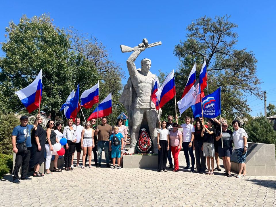 В Мангуше прошел автопробег, приуроченный ко Дню государственного флага РФ! В Мангуше прошел автопробег, приуроченный ко Дню государственного флага РФ!