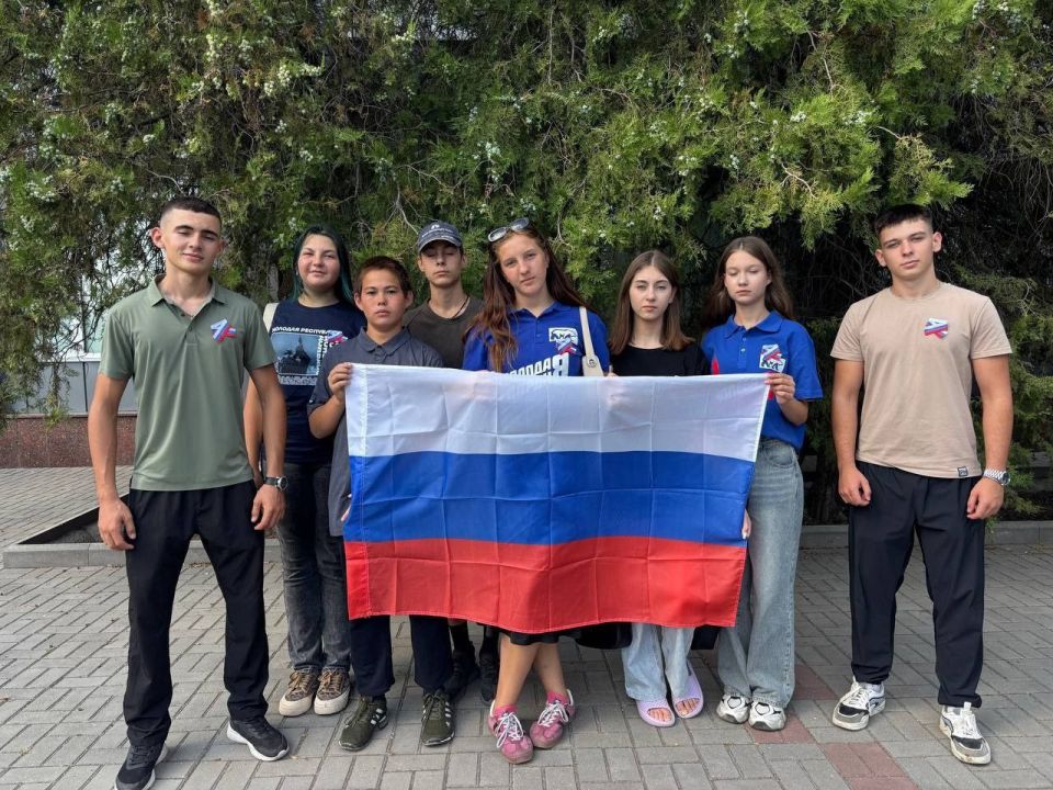 Мангушский муниципальный округ активно включился в акцию «Символ народа», продемонстрировав единение с общероссийскими ценностями и подчеркнув уникальность своей территории Мангушский муниципальный округ активно включился в акцию «Символ народа», продемонстрировав единение с общероссийскими ценностями и подчеркнув уникальность своей территории