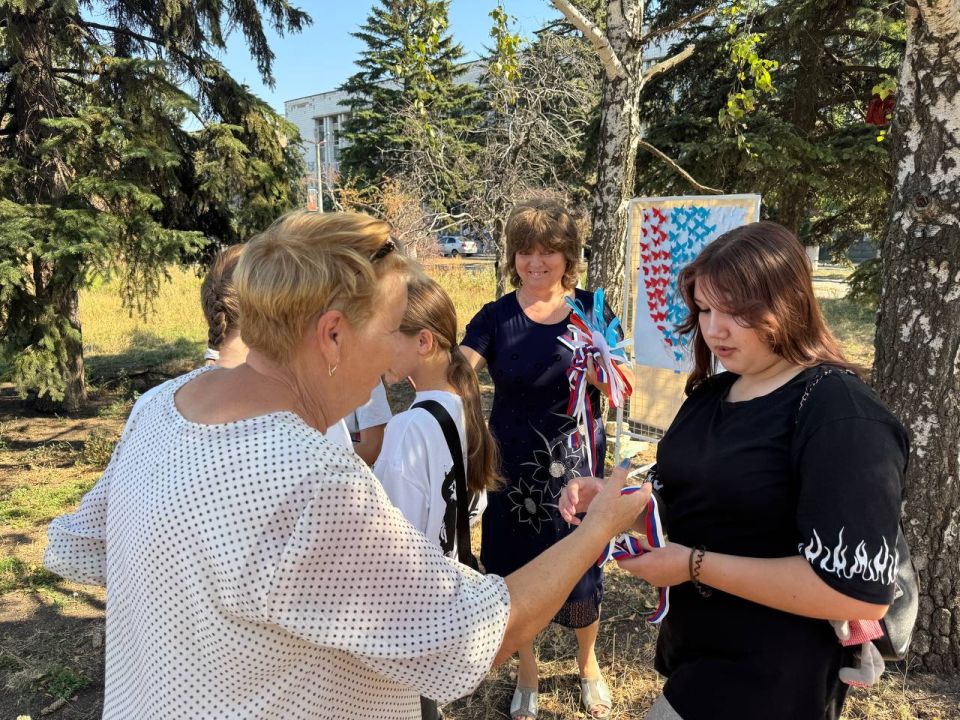 Цвета родной страны. В городском округе Иловайск активная молодежь округа раздала ленточки в цвет российского триколора жителям на улицах города Цвета родной страны. В городском округе Иловайск активная молодежь округа раздала ленточки в цвет российского триколора жителям на улицах города