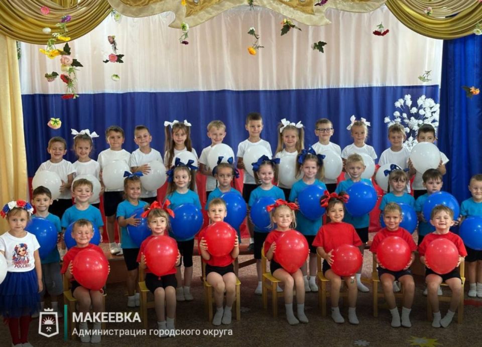 В макеевских детских садах прошли мероприятия, приуроченные ко Дню Государственного флага Российской Федерации В макеевских детских садах прошли мероприятия, приуроченные ко Дню Государственного флага Российской Федерации