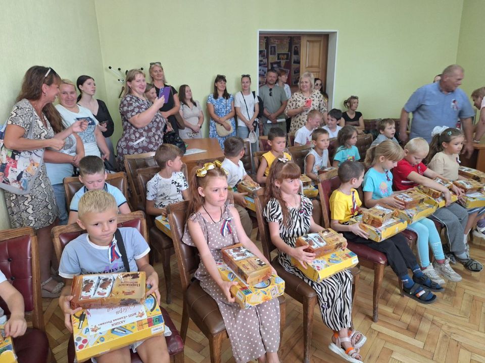 По инициативе активистов Женского движения партии Единая Россия в Шахтерске состоялся праздник День первоклассника "Классное время" По инициативе активистов Женского движения партии Единая Россия в Шахтерске состоялся праздник День первоклассника "Классное время"