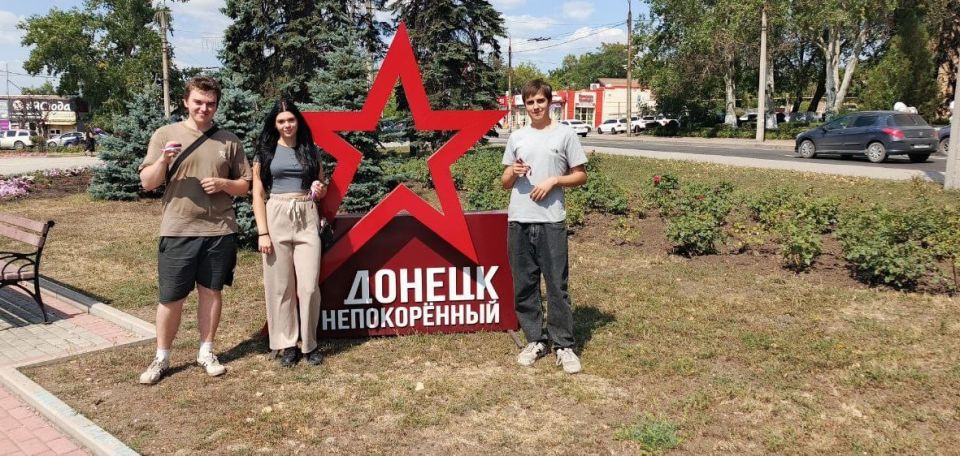 Юрий Будрин: Сегодня, в День государственного флага Российской Федерации, в Кировском районе г.Донецка прошла акция "Триколор" Юрий Будрин: Сегодня, в День государственного флага Российской Федерации, в Кировском районе г.Донецка прошла акция "Триколор"