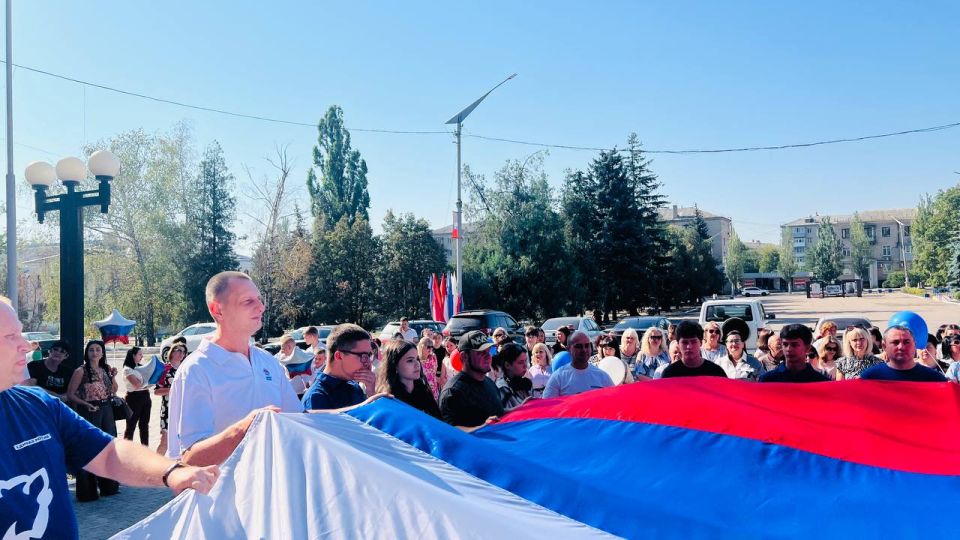 В День флага Российской Федерации молодежь Тореза совместно с депутатским корпусом развернули триколор перед зданием администрации В День флага Российской Федерации молодежь Тореза совместно с депутатским корпусом развернули триколор перед зданием администрации