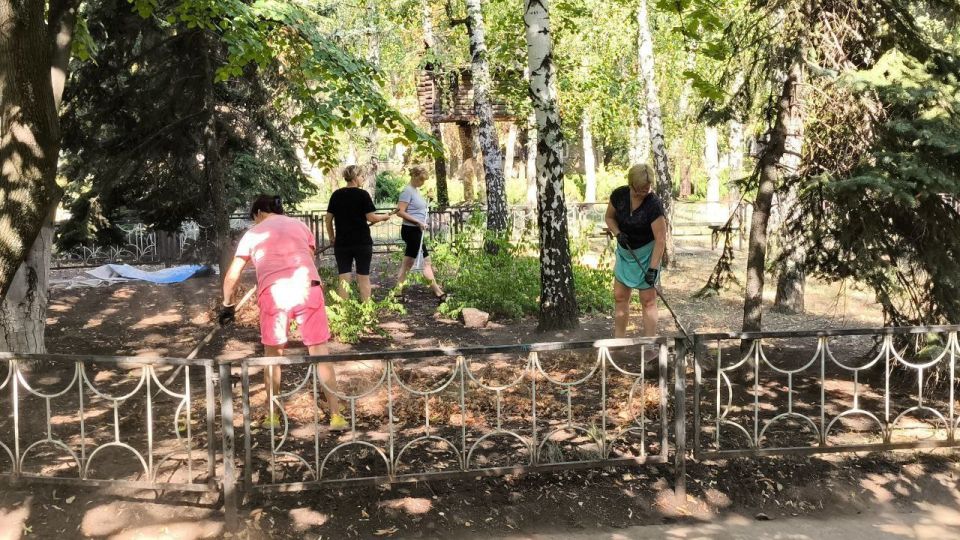 По партийному проекту "Чистая страна" в городе Светлодарск прошёл экологический субботник, приуроченный к одному из самых значимых государственных праздников России – Дня Государственного флага! По партийному проекту "Чистая страна" в городе Светлодарск прошёл экологический субботник, приуроченный к одному из самых значимых государственных праздников России – Дня Государственного флага!