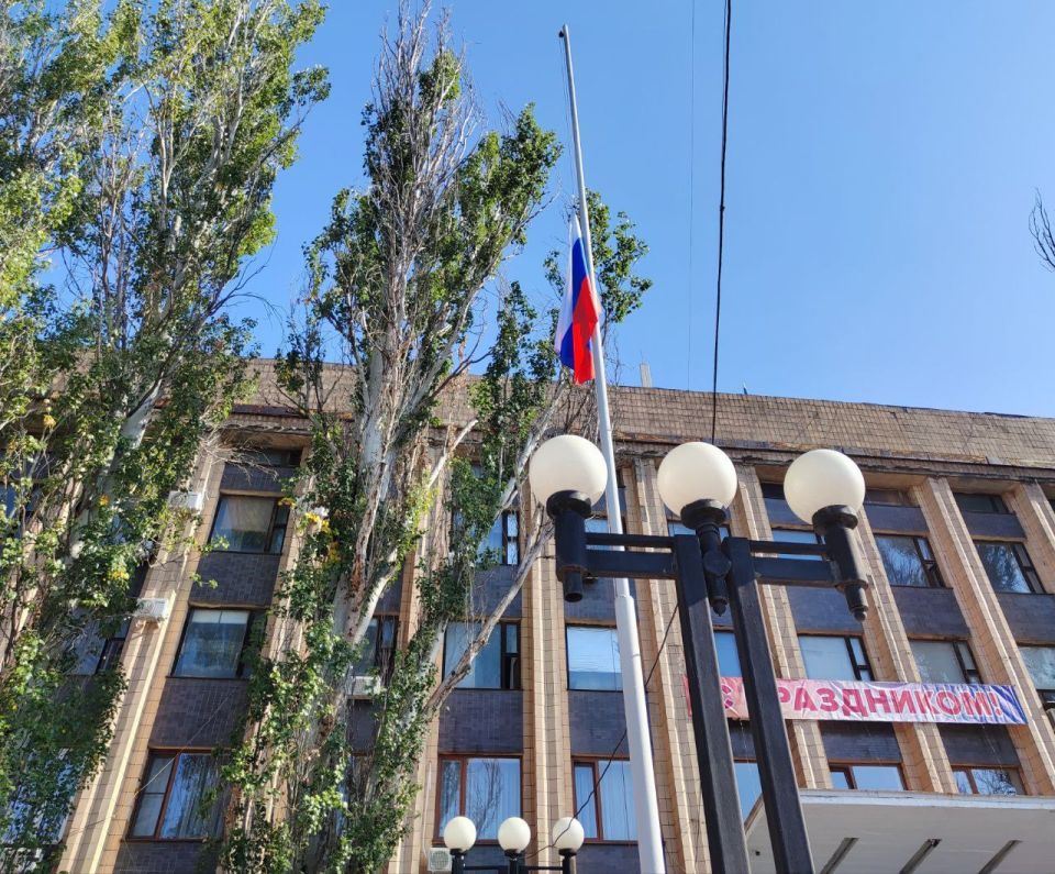 Над центральной площадью Тореза гордо реет триколор Над центральной площадью Тореза гордо реет триколор