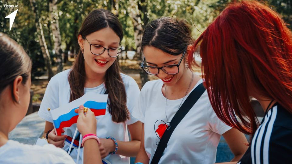 Молодежь ДНР в День Государственного флага Российской Федерации раздала жителями столицы Республики национальные символы Молодежь ДНР в День Государственного флага Российской Федерации раздала жителями столицы Республики национальные символы