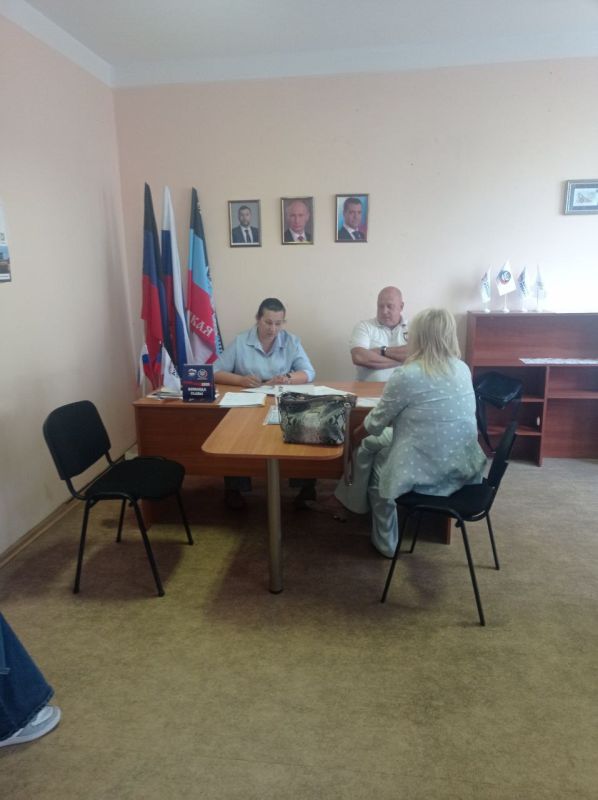 Сегодня, 22 августа, по поручению Главы Донецкой Народной Республики Дениса Пушилина, в общественной приемной партии "Единая Россия" Ленинского района города Донецка депутат Народного Совета, Председатель Комитета Народного... Сегодня, 22 августа, по поручению Главы Донецкой Народной Республики Дениса Пушилина, в общественной приемной партии "Единая Россия" Ленинского района города Донецка депутат Народного Совета, Председатель Комитета Народного...