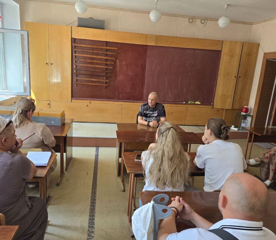 Дмитрий Огилец: По поручению Главы Донецкой Народной Республики вместе со своими золотыми помощниками провел встречу с трудовым коллективом ГБОУ "СШ№24 Г.О. Харцызск" Дмитрий Огилец: По поручению Главы Донецкой Народной Республики вместе со своими золотыми помощниками провел встречу с трудовым коллективом ГБОУ "СШ№24 Г.О. Харцызск"