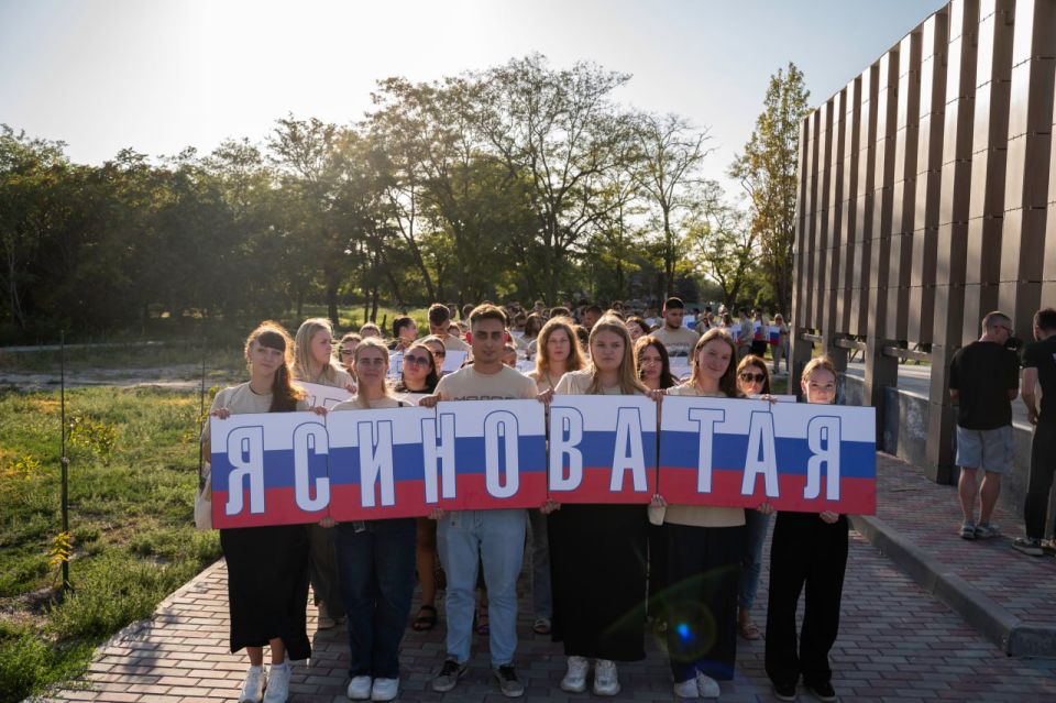 “Живая карта нашей земли”: молодежь провела шествие в честь Дня государственного флага России “Живая карта нашей земли”: молодежь провела шествие в честь Дня государственного флага России