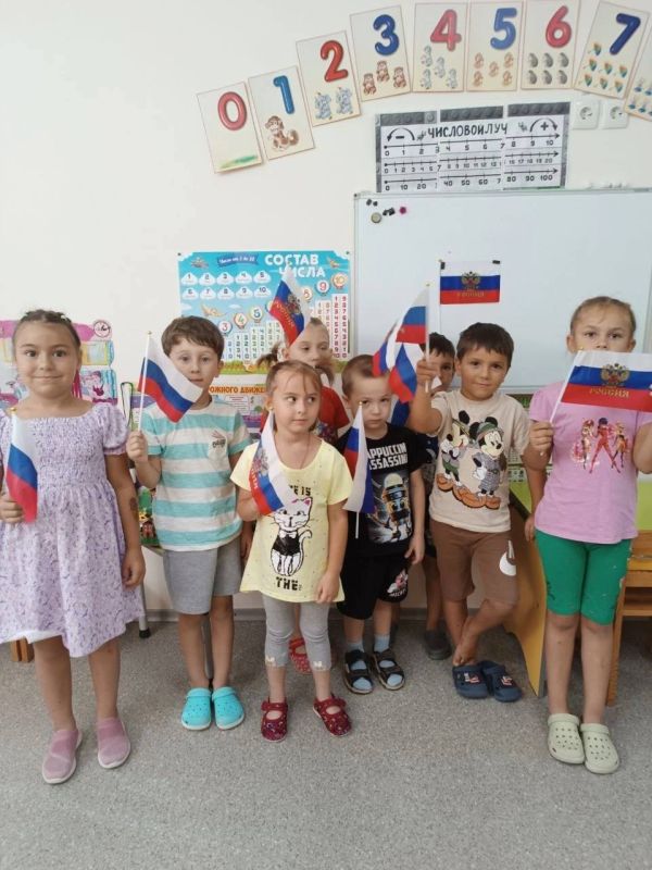 В Мангушском детском саду «Алиса» прошли мероприятия, посвящённые Дню Российского флага! В Мангушском детском саду «Алиса» прошли мероприятия, посвящённые Дню Российского флага!