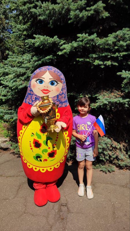 Мангушский муниципальный округ активно включился в акцию «Символ народа», продемонстрировав единение с общероссийскими ценностями и подчеркнув уникальность своей территории Мангушский муниципальный округ активно включился в акцию «Символ народа», продемонстрировав единение с общероссийскими ценностями и подчеркнув уникальность своей территории