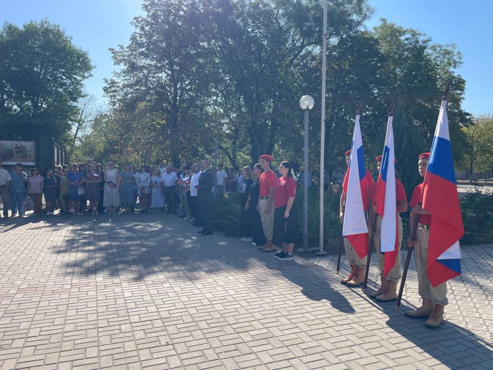 Гордо реет наш флаг. В День государственного флага РФ активисты общественных организаций совместно с администрацией Мангушского муниципального округа собрались, чтобы торжественно поднять триколор Гордо реет наш флаг. В День государственного флага РФ активисты общественных организаций совместно с администрацией Мангушского муниципального округа собрались, чтобы торжественно поднять триколор