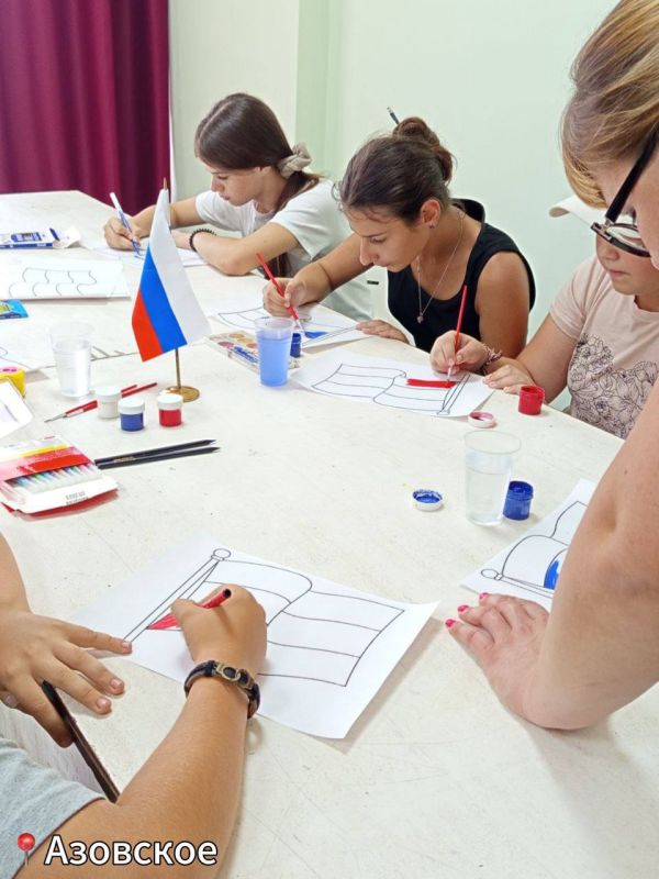 Под флагом России живу!. Активисты партии «Единая Россия», МГЕР, представители администрации, муниципального совета, депутаты, представители общественных организаций, предприятий, молодежь поздравили жителей Мангушского... Под флагом России живу!. Активисты партии «Единая Россия», МГЕР, представители администрации, муниципального совета, депутаты, представители общественных организаций, предприятий, молодежь поздравили жителей Мангушского...