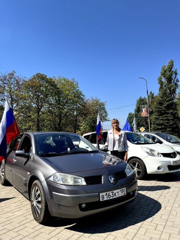22 августа, в день флага России, Совет женщин Мангушского муниципального округа с гордостью принял участие в автопробеге, поднимая наш триколор высоко над головами! 22 августа, в день флага России, Совет женщин Мангушского муниципального округа с гордостью принял участие в автопробеге, поднимая наш триколор высоко над головами!