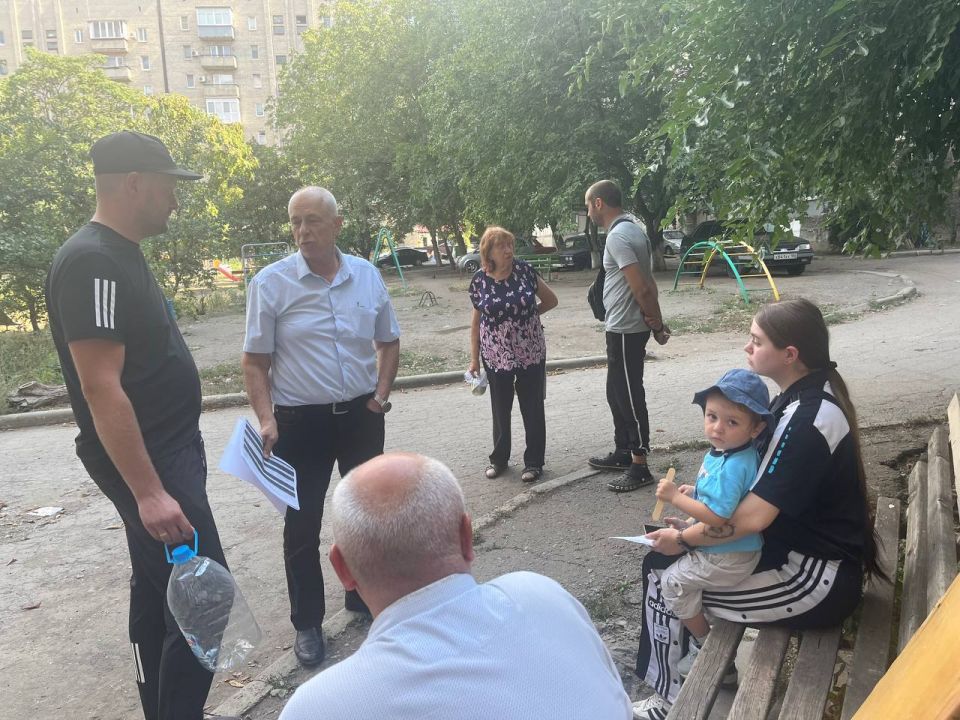 22 августа заместитель главы администрации муниципального образования городского округа Харцызск Владимир Панченко по адресу ул. 40 лет освобождения Украины, дом 53 провел встречу с гражданами 22 августа заместитель главы администрации муниципального образования городского округа Харцызск Владимир Панченко по адресу ул. 40 лет освобождения Украины, дом 53 провел встречу с гражданами