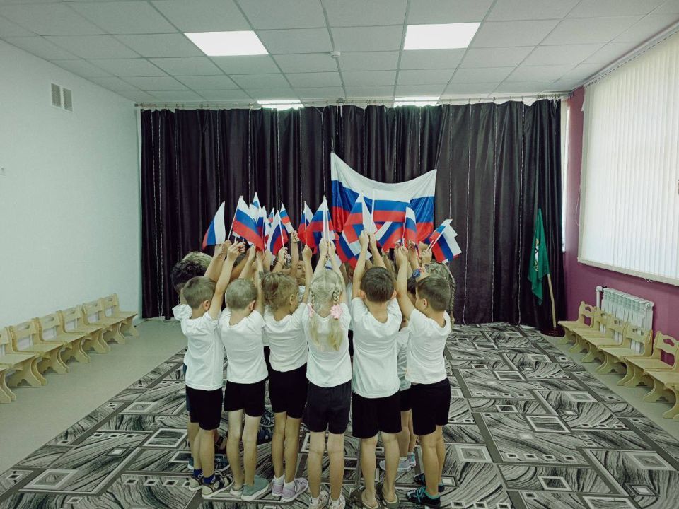 В день государственного флага Российской Федерации, в рамках проекта «Историческая память» самые маленькие жители Мангушского муниципального округа отметили День флага В день государственного флага Российской Федерации, в рамках проекта «Историческая память» самые маленькие жители Мангушского муниципального округа отметили День флага
