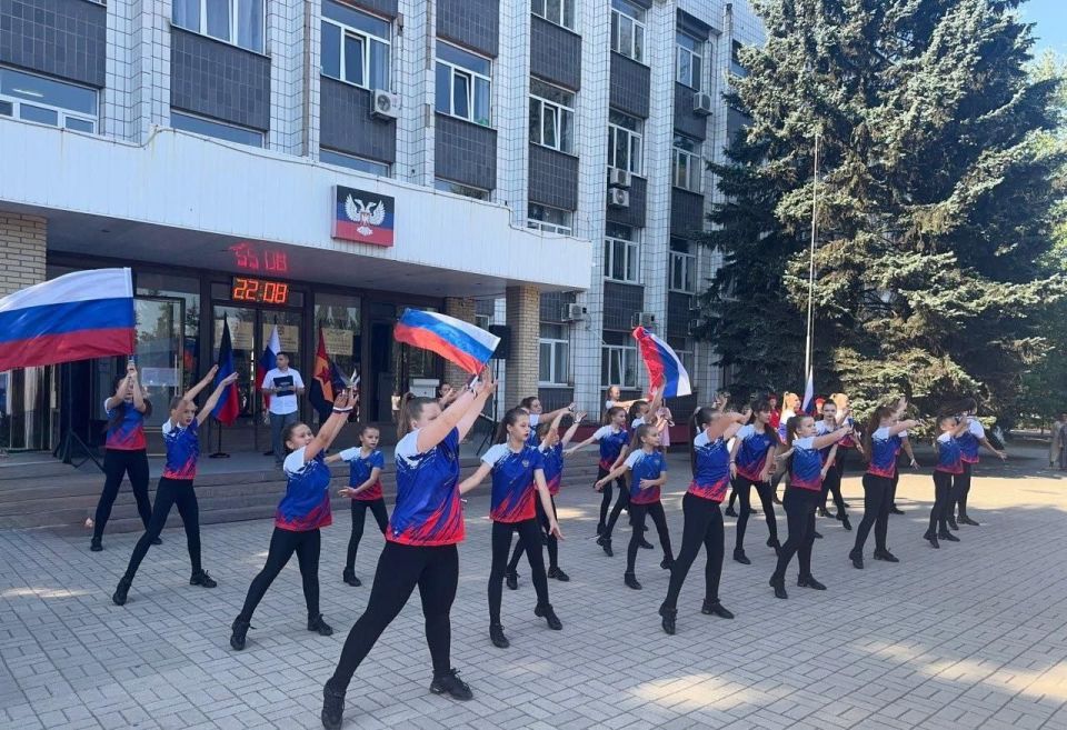 Юнармейцы поискового объединения "Рубеж" Донецкой Народной Республики приняли участие в праздновании Дня Государственного флага России Юнармейцы поискового объединения "Рубеж" Донецкой Народной Республики приняли участие в праздновании Дня Государственного флага России