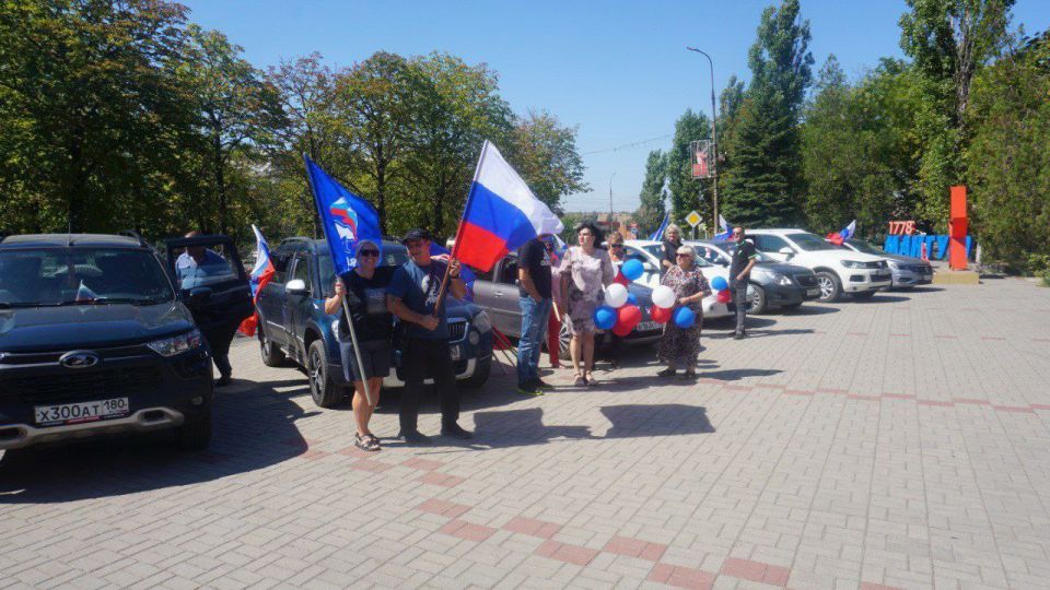 22 августа, в день флага России, Совет женщин Мангушского муниципального округа с гордостью принял участие в автопробеге, поднимая наш триколор высоко над головами! 22 августа, в день флага России, Совет женщин Мангушского муниципального округа с гордостью принял участие в автопробеге, поднимая наш триколор высоко над головами!