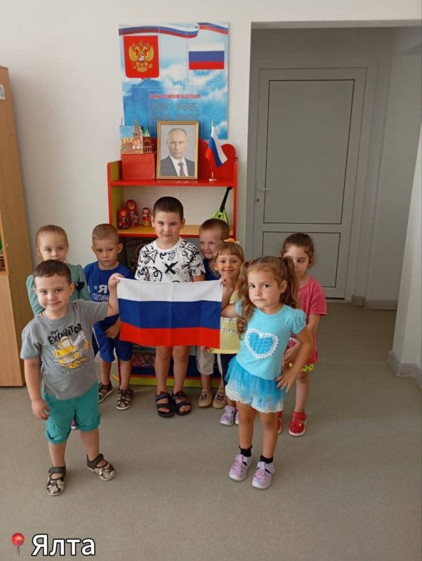 Под флагом России живу!. Активисты партии «Единая Россия», МГЕР, представители администрации, муниципального совета, депутаты, представители общественных организаций, предприятий, молодежь поздравили жителей Мангушского... Под флагом России живу!. Активисты партии «Единая Россия», МГЕР, представители администрации, муниципального совета, депутаты, представители общественных организаций, предприятий, молодежь поздравили жителей Мангушского...