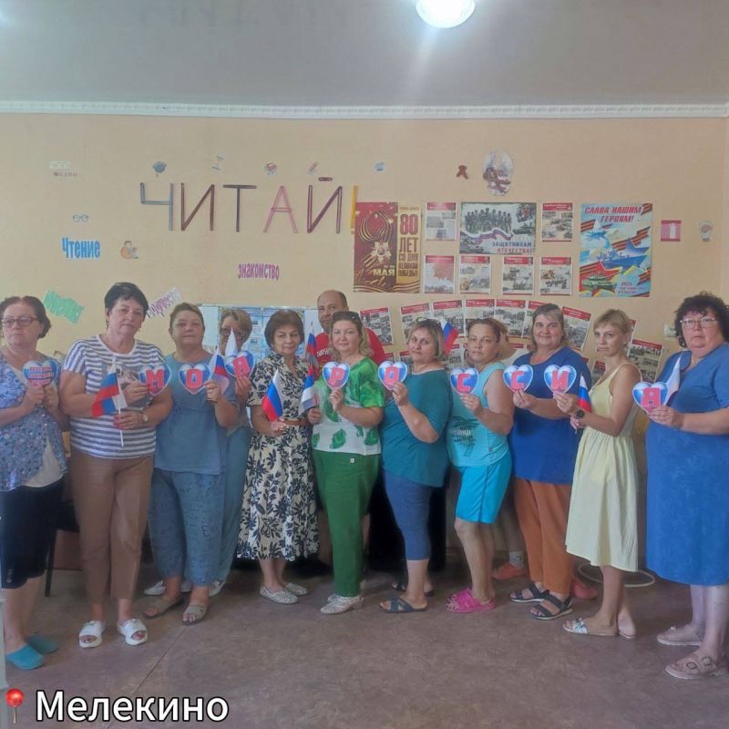 Под флагом России живу!. Активисты партии «Единая Россия», МГЕР, представители администрации, муниципального совета, депутаты, представители общественных организаций, предприятий, молодежь поздравили жителей Мангушского... Под флагом России живу!. Активисты партии «Единая Россия», МГЕР, представители администрации, муниципального совета, депутаты, представители общественных организаций, предприятий, молодежь поздравили жителей Мангушского...