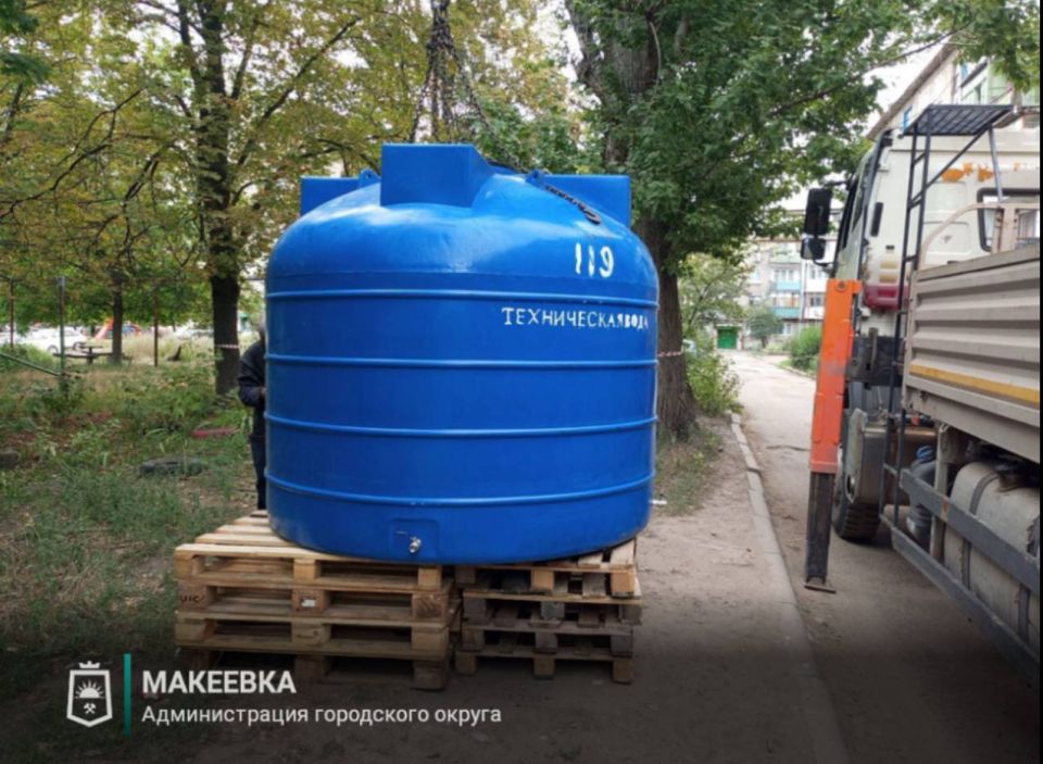 В Макеевке продолжаются работы по установке ёмкостей для разбора воды В Макеевке продолжаются работы по установке ёмкостей для разбора воды