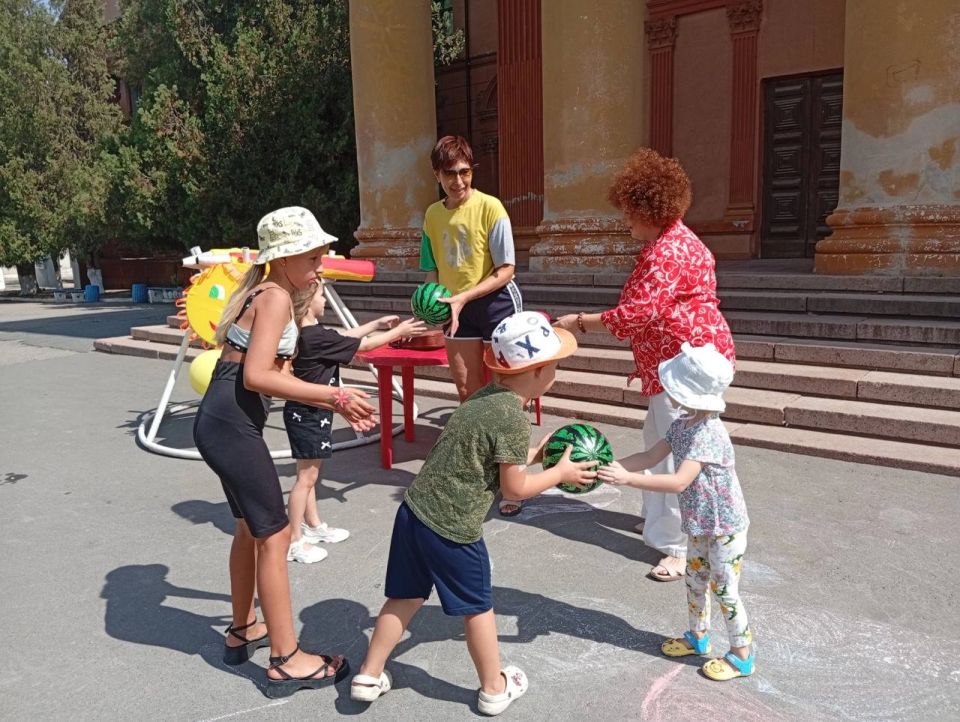 Сегодня в Зугрэсе прошла развлекательно-игровая программа для детей в рамках проекта "Ночь кино" - "Тотошка и его друзья" Сегодня в Зугрэсе прошла развлекательно-игровая программа для детей в рамках проекта "Ночь кино" - "Тотошка и его друзья"