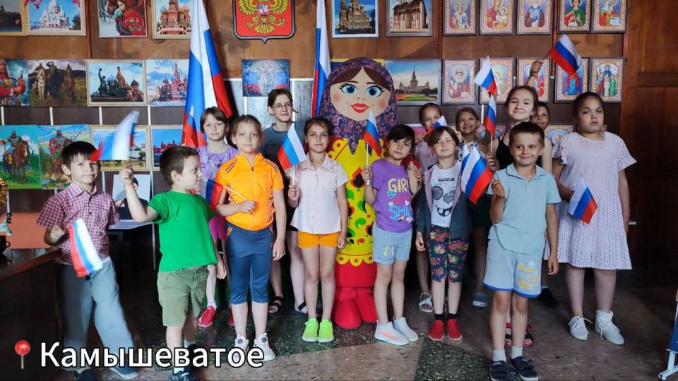 Под флагом России живу!. Активисты партии «Единая Россия», МГЕР, представители администрации, муниципального совета, депутаты, представители общественных организаций, предприятий, молодежь поздравили жителей Мангушского... Под флагом России живу!. Активисты партии «Единая Россия», МГЕР, представители администрации, муниципального совета, депутаты, представители общественных организаций, предприятий, молодежь поздравили жителей Мангушского...