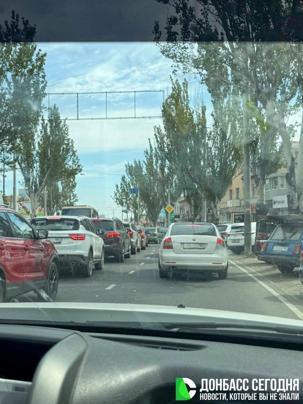В Макеевке на Красном рынке образовалась крупная пробка из-за ДТП В Макеевке на Красном рынке образовалась крупная пробка из-за ДТП