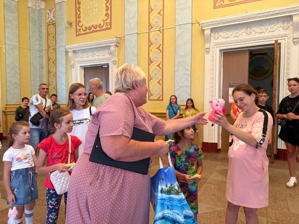 Сегодня, 23 августа, в ДК имени Карла Маркса перед началом десятой, юбилейной акции «Ночь кино» прошла кино-викторина на знание современных и «ретро» фильмов и мультфильмов Сегодня, 23 августа, в ДК имени Карла Маркса перед началом десятой, юбилейной акции «Ночь кино» прошла кино-викторина на знание современных и «ретро» фильмов и мультфильмов