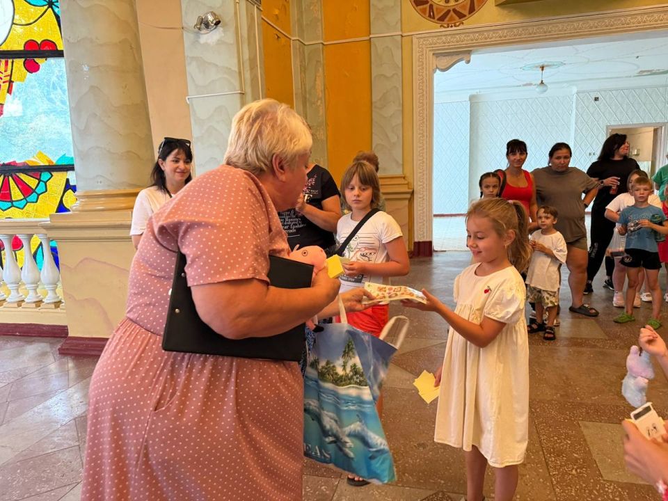 Сегодня, 23 августа, в ДК имени Карла Маркса перед началом десятой, юбилейной акции «Ночь кино» прошла кино-викторина на знание современных и «ретро» фильмов и мультфильмов Сегодня, 23 августа, в ДК имени Карла Маркса перед началом десятой, юбилейной акции «Ночь кино» прошла кино-викторина на знание современных и «ретро» фильмов и мультфильмов