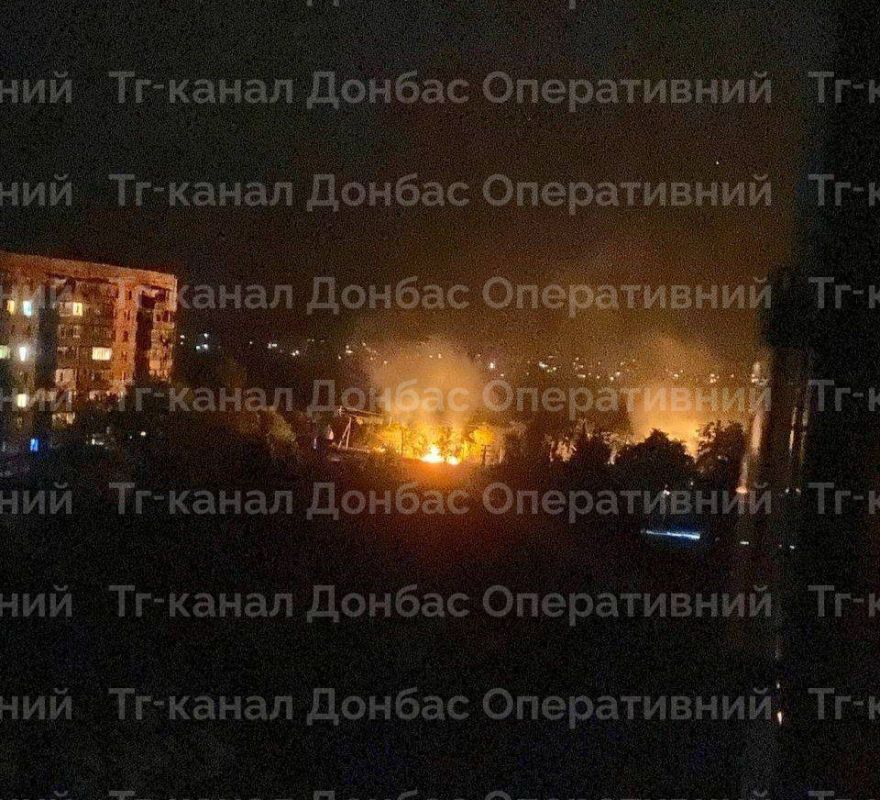 Появились первые кадры атаки по оккупированному Краматорску — местные каналы публикуют видео взрывов Появились первые кадры атаки по оккупированному Краматорску — местные каналы публикуют видео взрывов