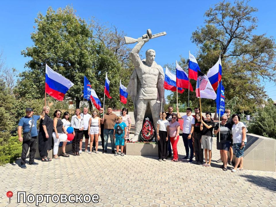 Под флагом России живу!. Активисты партии «Единая Россия», МГЕР, представители администрации, муниципального совета, депутаты, представители общественных организаций, предприятий, молодежь поздравили жителей Мангушского... Под флагом России живу!. Активисты партии «Единая Россия», МГЕР, представители администрации, муниципального совета, депутаты, представители общественных организаций, предприятий, молодежь поздравили жителей Мангушского...