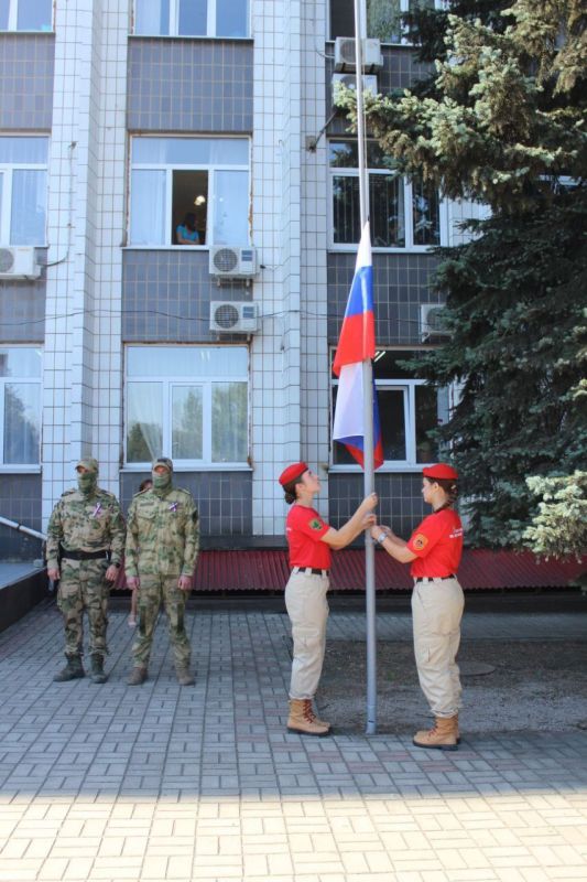Юнармейцы поискового объединения "Рубеж" Донецкой Народной Республики приняли участие в праздновании Дня Государственного флага России Юнармейцы поискового объединения "Рубеж" Донецкой Народной Республики приняли участие в праздновании Дня Государственного флага России