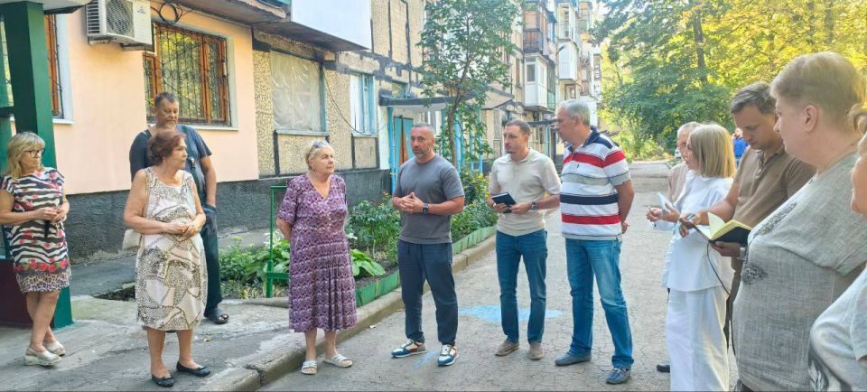 Председатель #Комитет_по_бюджету_финансам_и_налоговой_политике Юрий Афендиков (фракция «Единая Россия») с представителями администрации Куйбышевского района провел встречу с жителями улицы Фомина Председатель #Комитет_по_бюджету_финансам_и_налоговой_политике Юрий Афендиков (фракция «Единая Россия») с представителями администрации Куйбышевского района провел встречу с жителями улицы Фомина