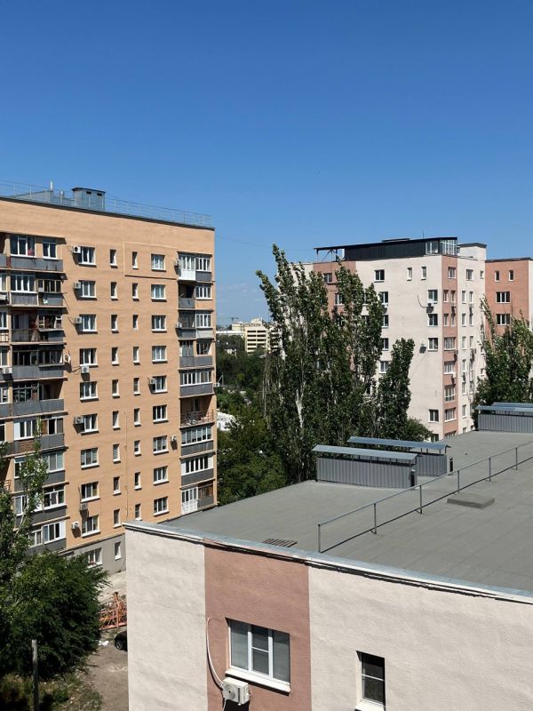 Залезли на крышу одного из домов в Мариуполе и вот что увидели: Залезли на крышу одного из домов в Мариуполе и вот что увидели: