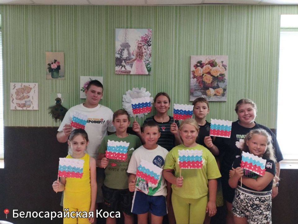 Под флагом России живу!. Активисты партии «Единая Россия», МГЕР, представители администрации, муниципального совета, депутаты, представители общественных организаций, предприятий, молодежь поздравили жителей Мангушского... Под флагом России живу!. Активисты партии «Единая Россия», МГЕР, представители администрации, муниципального совета, депутаты, представители общественных организаций, предприятий, молодежь поздравили жителей Мангушского...