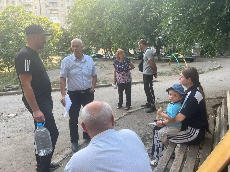 22 августа заместитель главы администрации муниципального образования городского округа Харцызск Владимир Панченко по адресу ул. 40 лет освобождения Украины, дом 53 провел встречу с гражданами 22 августа заместитель главы администрации муниципального образования городского округа Харцызск Владимир Панченко по адресу ул. 40 лет освобождения Украины, дом 53 провел встречу с гражданами