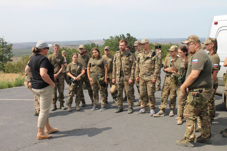 Территория ГБУ Ландшафтно - рекреационного парка «Донецкий кряж» и курган Саур-Могила снова встречает гостей из общественной организации «Народный фронт» Территория ГБУ Ландшафтно - рекреационного парка «Донецкий кряж» и курган Саур-Могила снова встречает гостей из общественной организации «Народный фронт»