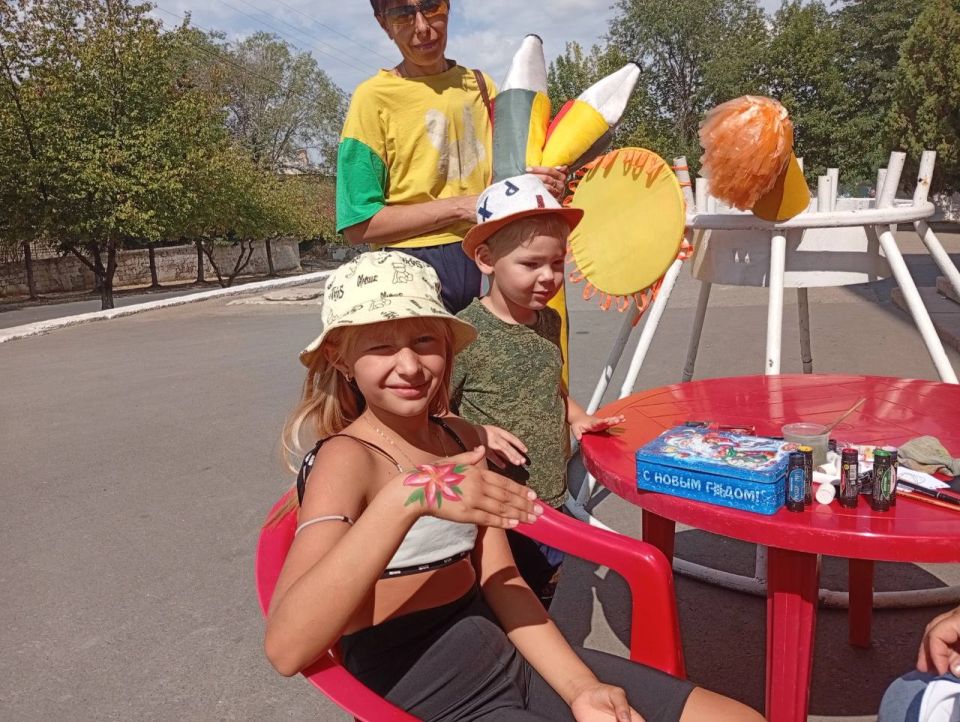 Сегодня в Зугрэсе прошла развлекательно-игровая программа для детей в рамках проекта "Ночь кино" - "Тотошка и его друзья" Сегодня в Зугрэсе прошла развлекательно-игровая программа для детей в рамках проекта "Ночь кино" - "Тотошка и его друзья"