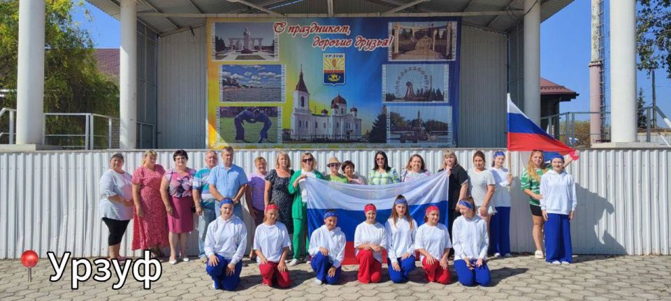 Под флагом России живу!. Активисты партии «Единая Россия», МГЕР, представители администрации, муниципального совета, депутаты, представители общественных организаций, предприятий, молодежь поздравили жителей Мангушского... Под флагом России живу!. Активисты партии «Единая Россия», МГЕР, представители администрации, муниципального совета, депутаты, представители общественных организаций, предприятий, молодежь поздравили жителей Мангушского...