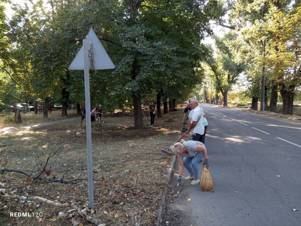 Виктория Жукова: Сегодня в Харцызске на улице Вокзальная прошел субботник Виктория Жукова: Сегодня в Харцызске на улице Вокзальная прошел субботник