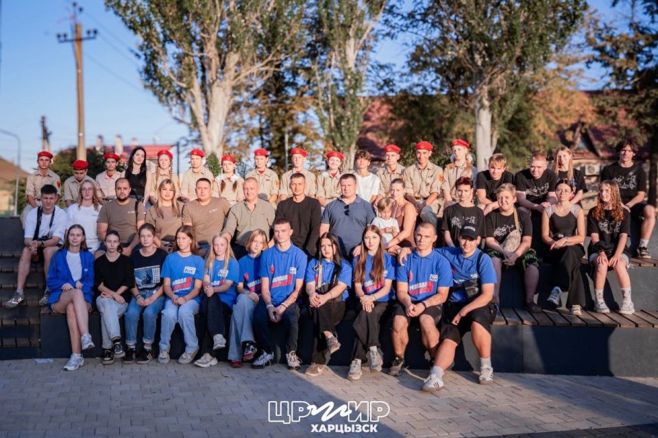 Под флагом единства. 22.08.2025 г. в День Государственного флага России, ВПК «Орленок» ГБОУ «Лицей «Интеллект»г.о.Харцызск» совместно приняли участие в мероприятии с ЦРМР и Молодой Гвардией Харцызска, развернули огромное... Под флагом единства. 22.08.2025 г. в День Государственного флага России, ВПК «Орленок» ГБОУ «Лицей «Интеллект»г.о.Харцызск» совместно приняли участие в мероприятии с ЦРМР и Молодой Гвардией Харцызска, развернули огромное...