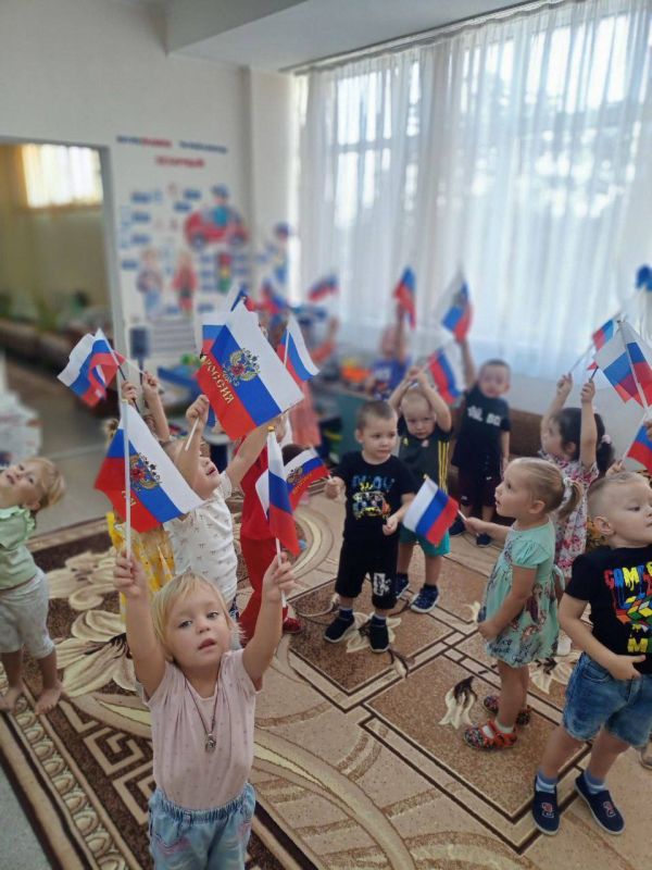 В день государственного флага Российской Федерации, в рамках проекта «Историческая память» самые маленькие жители Мангушского муниципального округа отметили День флага В день государственного флага Российской Федерации, в рамках проекта «Историческая память» самые маленькие жители Мангушского муниципального округа отметили День флага