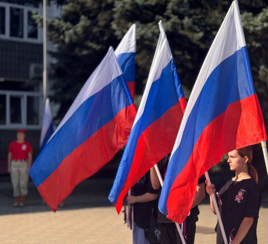 Юнармейцы поискового объединения "Рубеж" Донецкой Народной Республики приняли участие в праздновании Дня Государственного флага России Юнармейцы поискового объединения "Рубеж" Донецкой Народной Республики приняли участие в праздновании Дня Государственного флага России