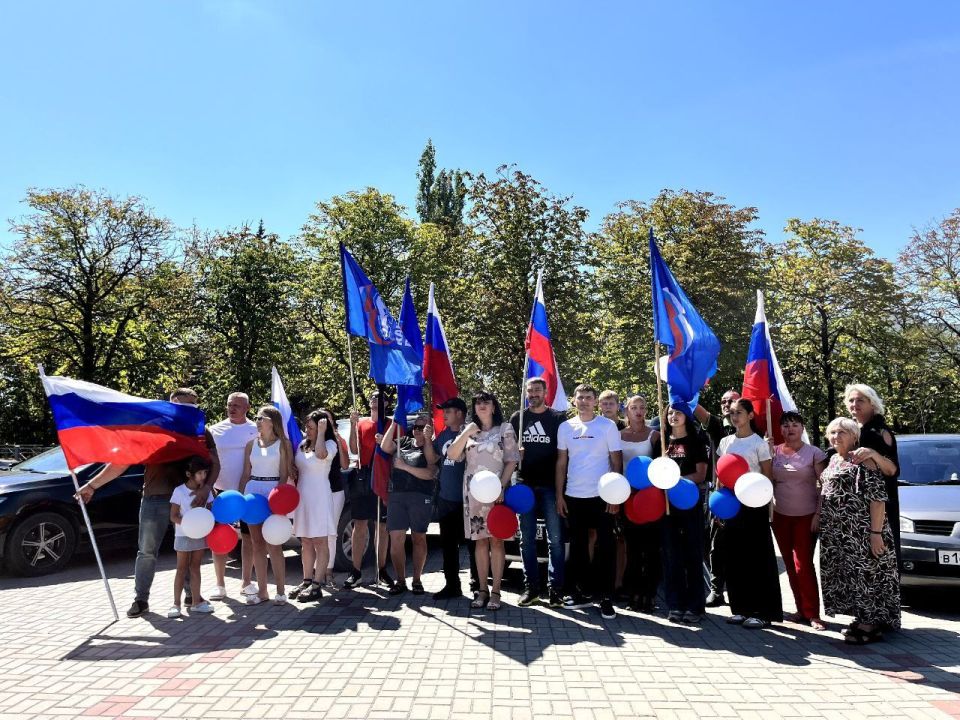 22 августа, в день флага России, Совет женщин Мангушского муниципального округа с гордостью принял участие в автопробеге, поднимая наш триколор высоко над головами! 22 августа, в день флага России, Совет женщин Мангушского муниципального округа с гордостью принял участие в автопробеге, поднимая наш триколор высоко над головами!