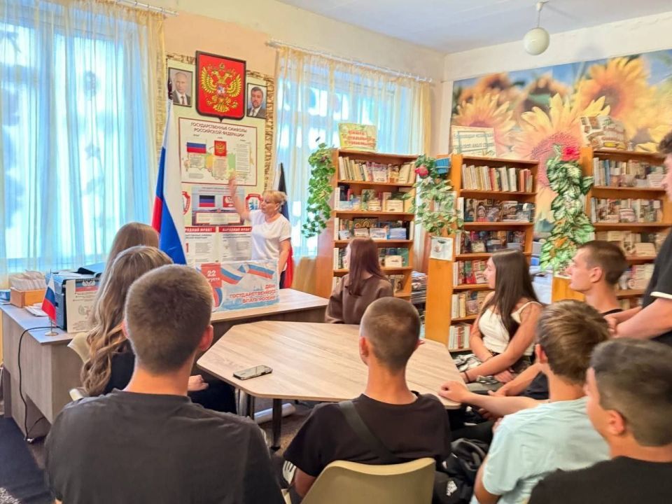 В День государственного флага Российской Федерации в Успенской сельской библиотеке был проведён час Отечества «Символы России – история страны» В День государственного флага Российской Федерации в Успенской сельской библиотеке был проведён час Отечества «Символы России – история страны»