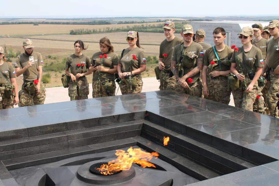 Территория ГБУ Ландшафтно - рекреационного парка «Донецкий кряж» и курган Саур-Могила снова встречает гостей из общественной организации «Народный фронт» Территория ГБУ Ландшафтно - рекреационного парка «Донецкий кряж» и курган Саур-Могила снова встречает гостей из общественной организации «Народный фронт»