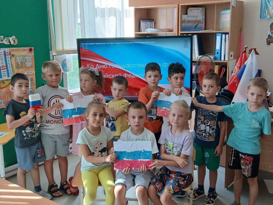 В день государственного флага Российской Федерации, в рамках проекта «Историческая память» самые маленькие жители Мангушского муниципального округа отметили День флага В день государственного флага Российской Федерации, в рамках проекта «Историческая память» самые маленькие жители Мангушского муниципального округа отметили День флага