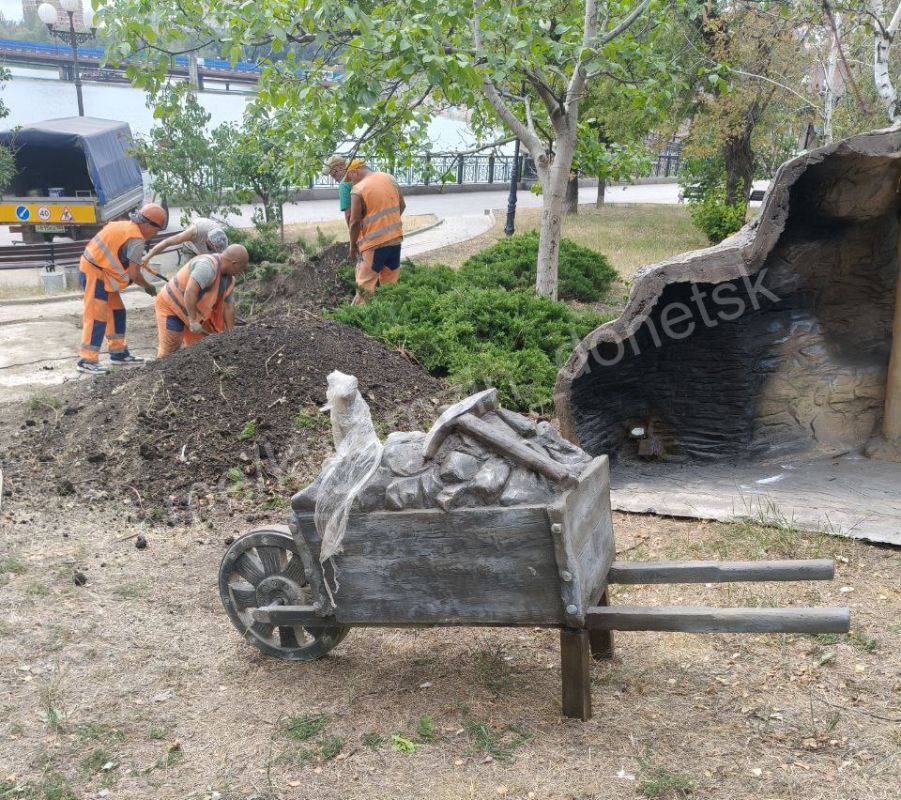 В Донецке на Набережной начали подготовку к установке новой скульптурной композиции "Добрый Шубин", сообщил мэр города Алексей Кулемзин В Донецке на Набережной начали подготовку к установке новой скульптурной композиции "Добрый Шубин", сообщил мэр города Алексей Кулемзин